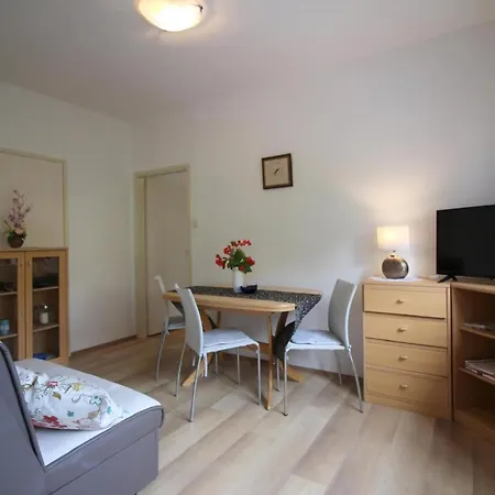 Apartment Aurora Mit Parkplatz In Strandnaehe Porec